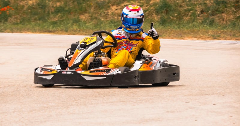 Combien coûte la location d’un kart sur circuit ? Tarifs et budget réel